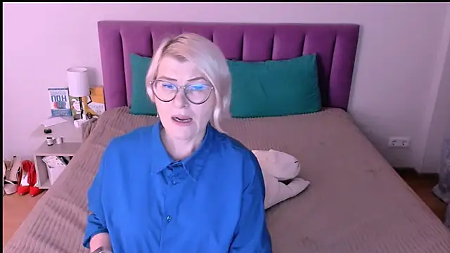 Snapshot of sabrinamacmarren chatting on 11/14/25, 03:00 sabrinamacmarren online show from 11/14/25, 03:00