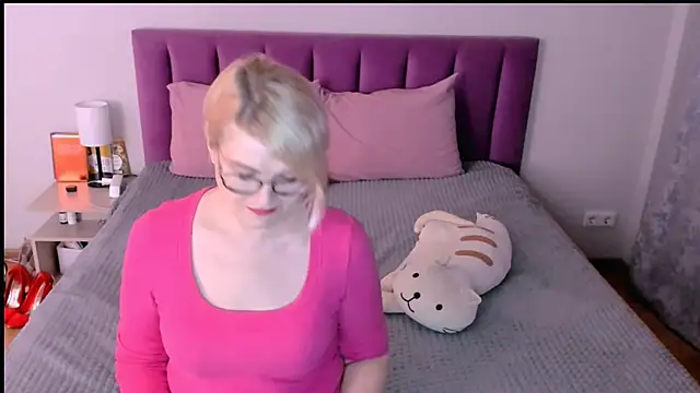 Snapshot of sabrinamacmarren chatting on 11/19/25, 06:41 sabrinamacmarren online show from 11/19/25, 06:41