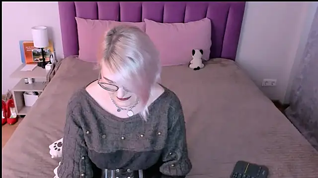 Snapshot of sabrinamacmarren chatting on 11/25/25, 12:49 sabrinamacmarren online show from 11/25/25, 12:49