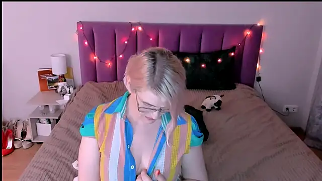 Snapshot of sabrinamacmarren chatting on 12/13/25, 07:53 sabrinamacmarren online show from 12/13/25, 07:53