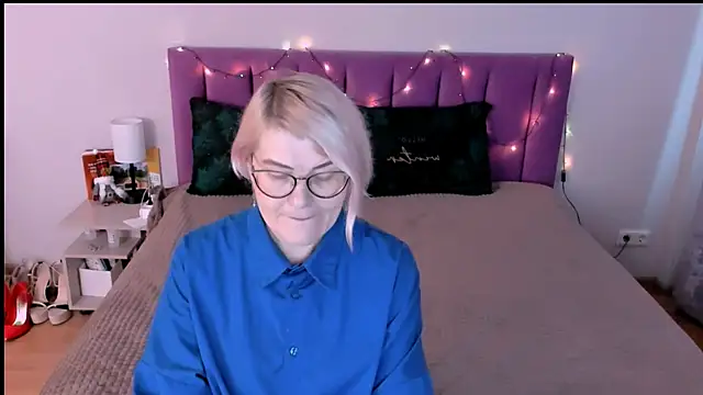 Snapshot of sabrinamacmarren chatting on 12/14/25, 11:26 sabrinamacmarren online show from 12/14/25, 11:26