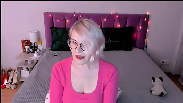 Snapshot of sabrinamacmarren chatting on 12/15/25, 01:37 sabrinamacmarren online show from 12/15/25, 01:37