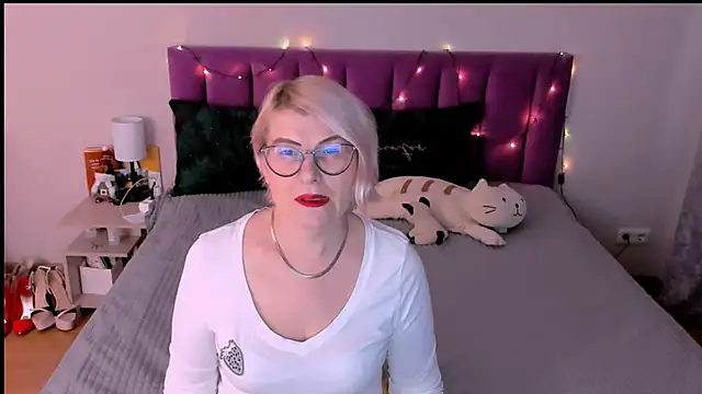 Snapshot of sabrinamacmarren chatting on 12/16/25, 11:59 sabrinamacmarren online show from 12/16/25, 11:59