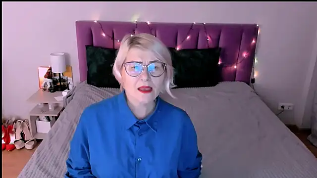 sabrinamacmarren online show from 12/18/25, 02:34