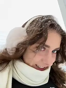 Snapshot of MariiD chatting on 12/16/24, 09:57 MariiD online show from 12/16/24, 09:57