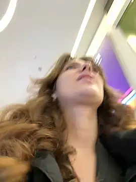 Snapshot of MariiD chatting on 01/12/25, 08:57 MariiD online show from 01/12/25, 08:57