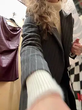 Snapshot of MariiD chatting on 12/14/25, 09:14 MariiD online show from 12/14/25, 09:14