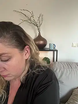 Snapshot of Anna_Alexa chatting on 12/10/24, 01:00 Anna Alexa online show from 12/10/24, 01:00