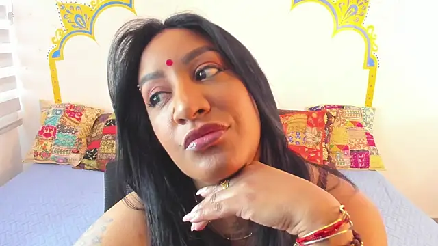 Snapshot of LadyNahir chatting on 10/25/25, 08:36 LadyNahir online show from 10/25/25, 08:36