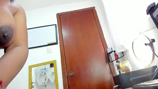 Snapshot of LadyNahir chatting on 10/30/25, 09:26 LadyNahir online show from 10/30/25, 09:26