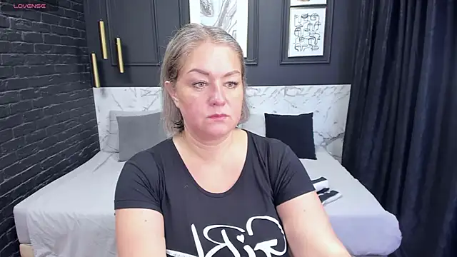 Snapshot of JenniferLight chatting on 12/14/24, 01:05 JenniferLight online show from 12/14/24, 01:05