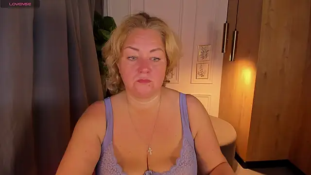 Snapshot of JenniferLight chatting on 09/28/25, 08:03 JenniferLight online show from 09/28/25, 08:03