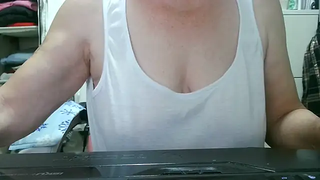 Snapshot of heidi60 chatting on 10/09/25, 09:40 heidi60 online show from 10/09/25, 09:40