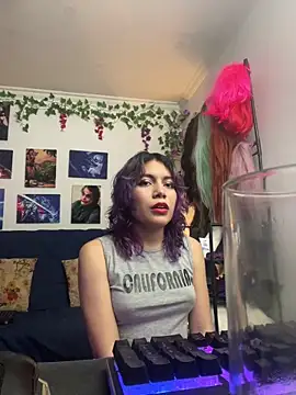VaioletUwU online show from 04/19/26, 04:01