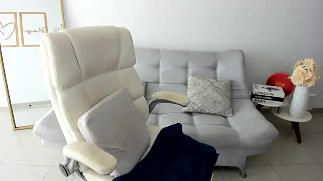 Snapshot of renata_t_ chatting on 07/19/26, 05:05 renata t online show from 07/19/26, 05:05