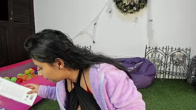 Snapshot of AbbyTaylorr chatting on 10/08/25, 04:54 AbbyTaylorr online show from 10/08/25, 04:54