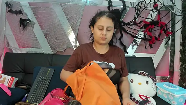 Snapshot of AbbyTaylorr chatting on 10/28/25, 02:26 AbbyTaylorr online show from 10/28/25, 02:26