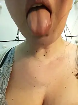 Snapshot of Dolcissima33 chatting on 03/03/25, 01:20 Dolcissima33 online show from 03/03/25, 01:20