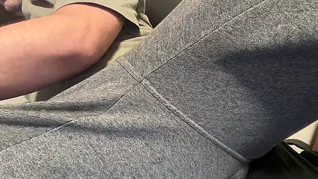 Snapshot of Thom422 chatting on 11/19/25, 04:07 Thom422 online show from 11/19/25, 04:07