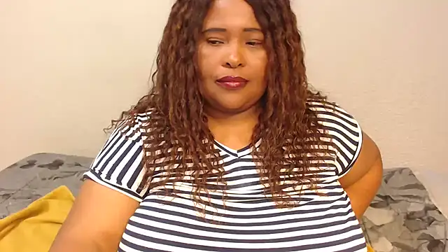 Snapshot of zandile chatting on 12/19/24, 03:29 zandile online show from 12/19/24, 03:29