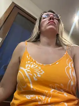 Gatitacarlita online show from 12/20/25, 10:50