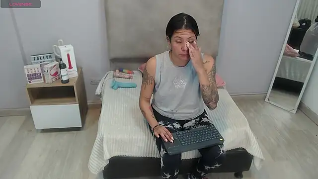 Snapshot of valevicious chatting on 11/22/25, 01:32 valevicious online show from 11/22/25, 01:32