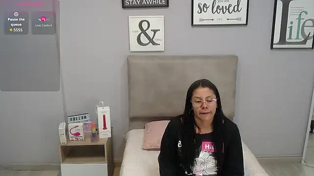 Snapshot of valevicious chatting on 11/24/25, 07:02 valevicious online show from 11/24/25, 07:02