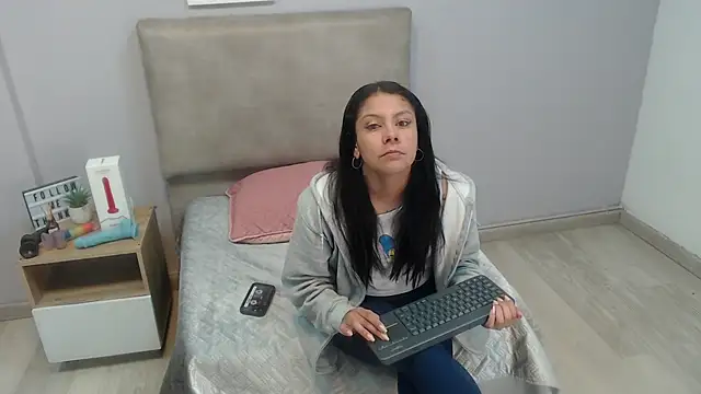 Snapshot of valevicious chatting on 12/15/25, 01:37 valevicious online show from 12/15/25, 01:37