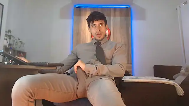 Andrew 4  online show from 10/30/25, 01:07