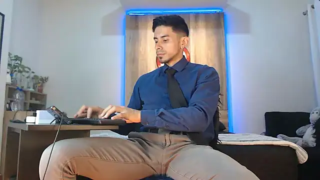 Andrew 4  online show from 12/04/25, 02:43