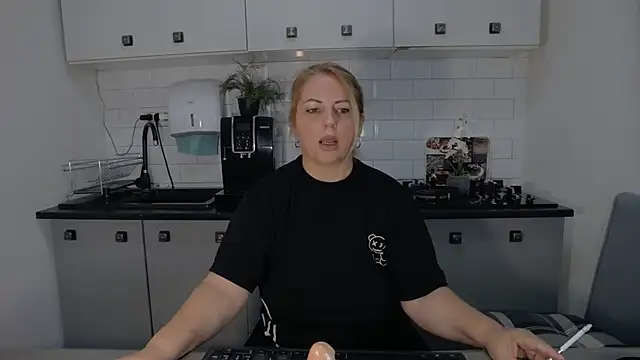 erikaerika online show from 09/19/25, 08:16