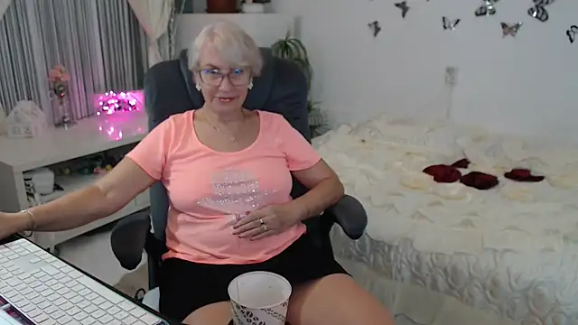 Snapshot of Ghertrude52 chatting on 09/26/25, 04:05 Ghertrude52 online show from 09/26/25, 04:05