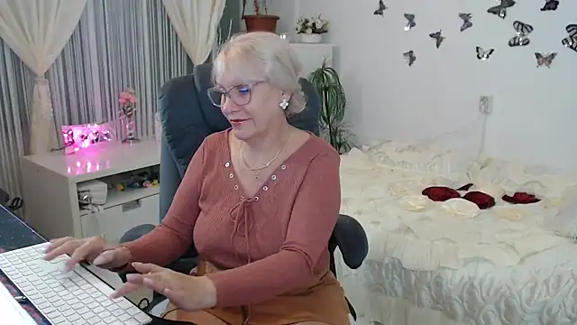 Snapshot of Ghertrude52 chatting on 10/05/25, 03:05 Ghertrude52 online show from 10/05/25, 03:05