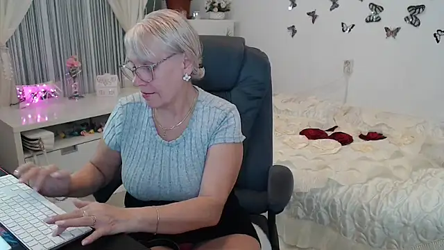 Snapshot of Ghertrude52 chatting on 10/06/25, 03:04 Ghertrude52 online show from 10/06/25, 03:04