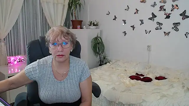 Snapshot of Ghertrude52 chatting on 10/13/25, 03:28 Ghertrude52 online show from 10/13/25, 03:28