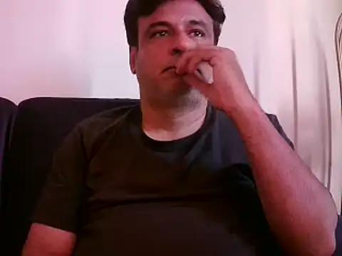 Snapshot of desipapaxxx chatting on 03/04/25, 10:46 desipapaxxx online show from 03/04/25, 10:46