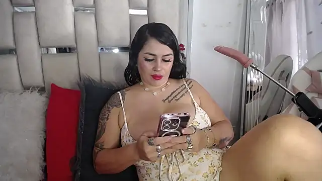 Snapshot of chelaqueen_ chatting on 10/10/25, 08:41 chelaqueen online show from 10/10/25, 08:41