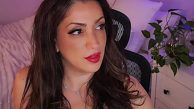 Snapshot of Wonderful_Woman chatting on 05/17/26, 12:52 Wonderful Woman online show from 05/17/26, 12:52
