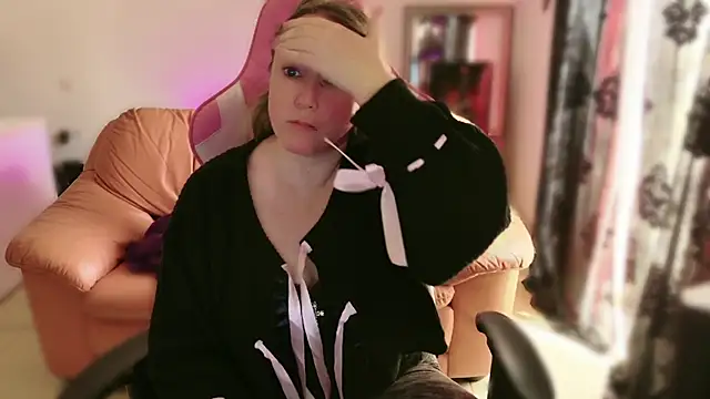 kisicaxx online show from 02/18/25, 10:05