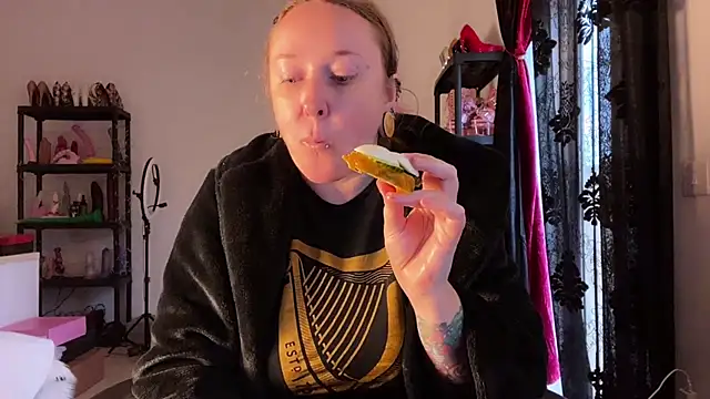 kisicaxx online show from 11/26/25, 03:24