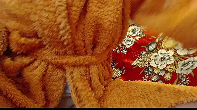 Snapshot of larawet chatting on 01/14/25, 12:54 larawet online show from 01/14/25, 12:54