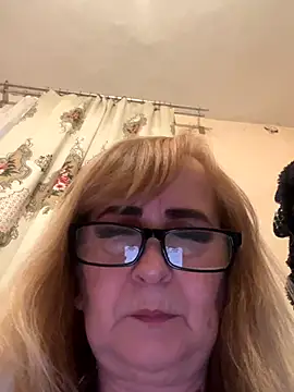 Snapshot of Irina2909@xh chatting on 10/18/25, 10:10 Irina2909xh online show from 10/18/25, 10:10