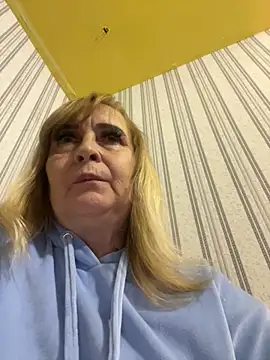 Snapshot of Irina2909@xh chatting on 10/20/25, 01:22 Irina2909xh online show from 10/20/25, 01:22