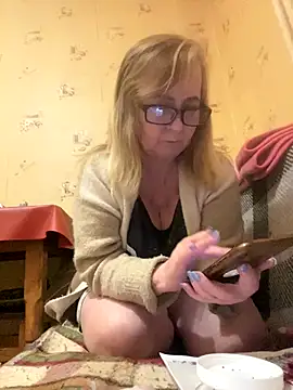 Snapshot of Irina2909@xh chatting on 12/18/25, 01:22 Irina2909xh online show from 12/18/25, 01:22