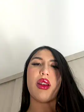 Snapshot of hollyprincess_2 chatting on 11/17/25, 01:33 hollyprincess 2 online show from 11/17/25, 01:33