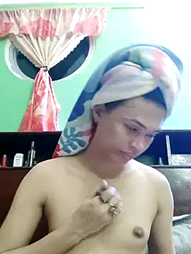 Snapshot of QueenSoreal chatting on 10/22/25, 04:07 QueenSoreal online show from 10/22/25, 04:07