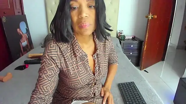 Snapshot of LUISSA_ chatting on 11/11/25, 10:37 LUISSA online show from 11/11/25, 10:37