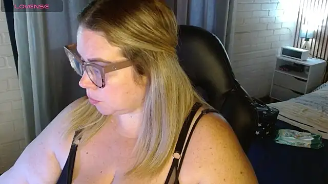 Snapshot of bella_savati chatting on 02/08/26, 10:13 bella savati online show from 02/08/26, 10:13