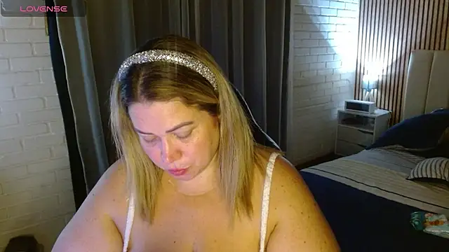 Snapshot of bella_savati chatting on 02/14/26, 12:40 bella savati online show from 02/14/26, 12:40