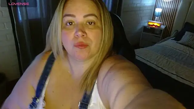 Snapshot of bella_savati chatting on 02/14/26, 06:15 bella savati online show from 02/14/26, 06:15